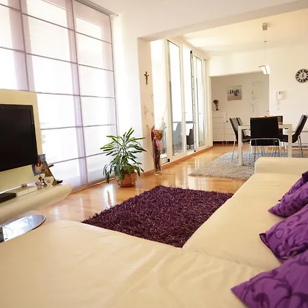 Base Bridge Apartment *