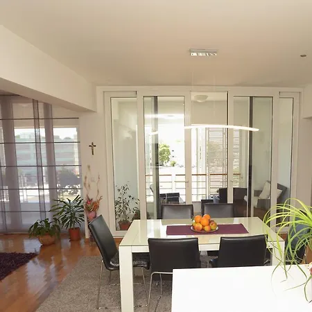 Base Bridge - Centre - Free Parking Zára