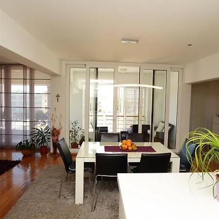 Base Bridge - Centre - Free Parking