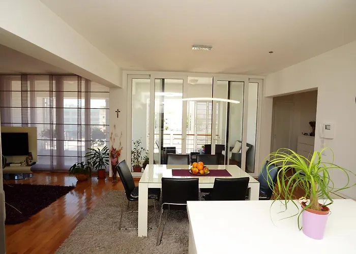 Base Bridge - Centre - Free Parking